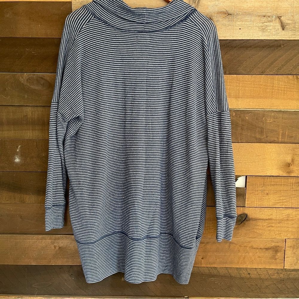 Sundry Destination Shrug    - Picture 5 of 6